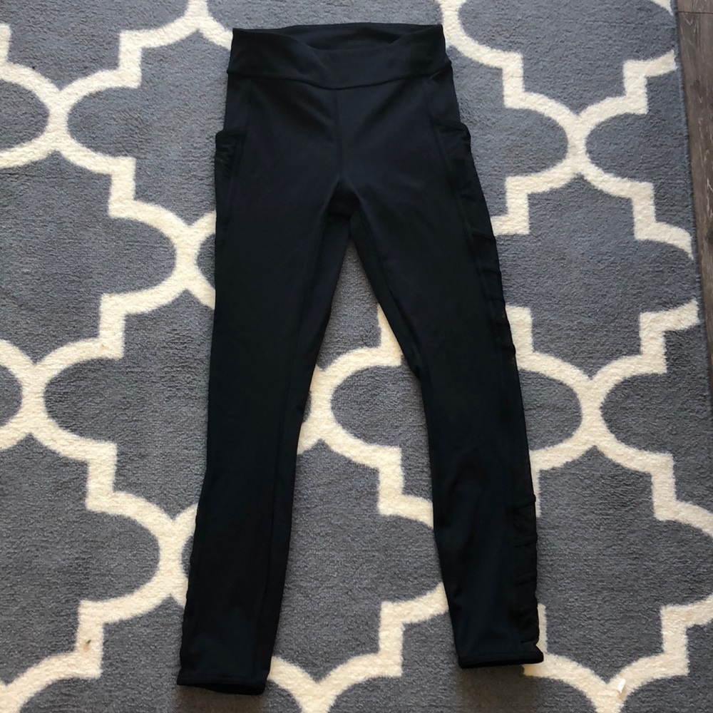 Lululemon 7/8 leggings with mesh side and pockets